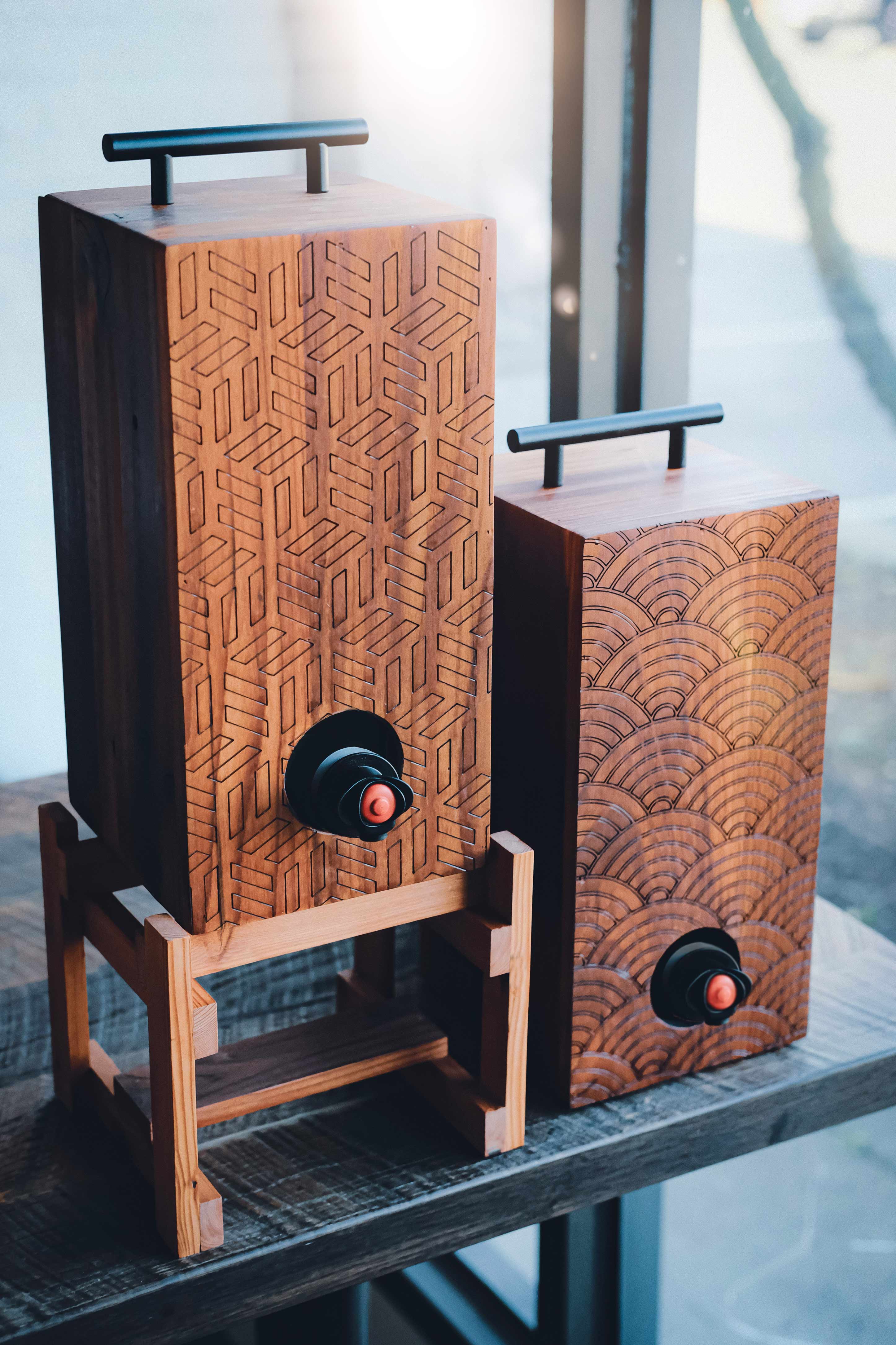 Wine dispenser on stand for stemless wine glasses