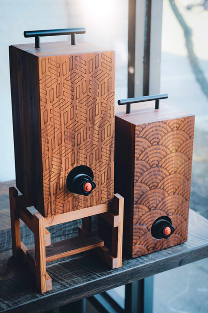 Wine dispenser on stand for stemless wine glasses